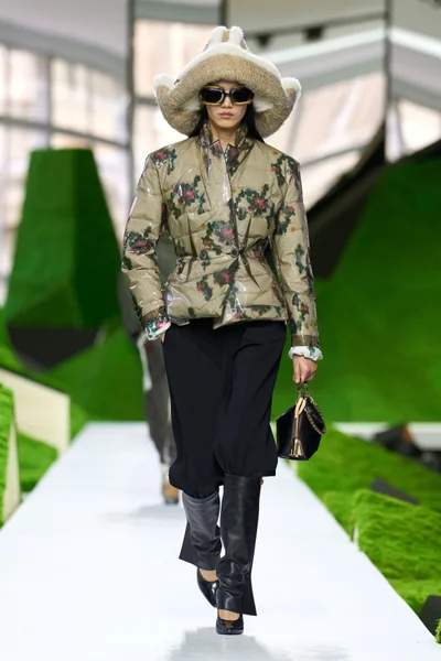Look 10